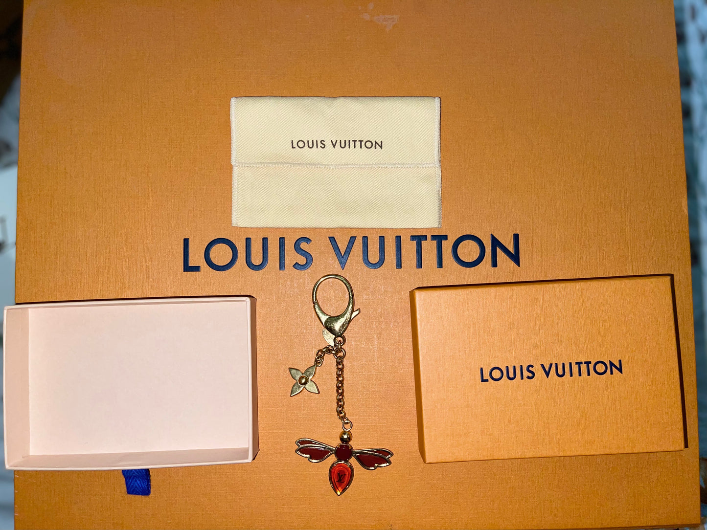 Charm para bolso con forma de abeja de Louis Vuitton auténtico (caja de zapatos de Lola)