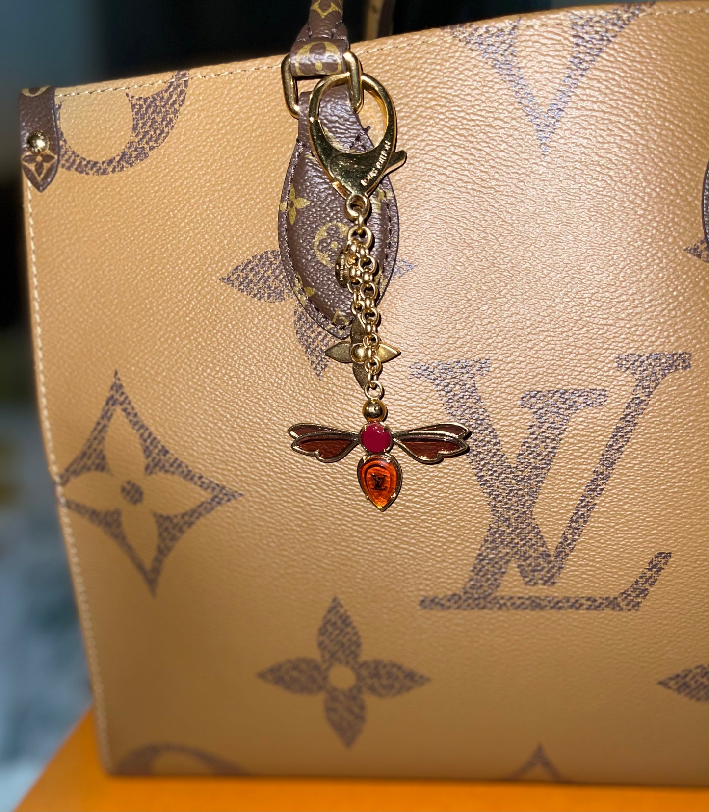 Charm para bolso con forma de abeja de Louis Vuitton auténtico (caja de zapatos de Lola)