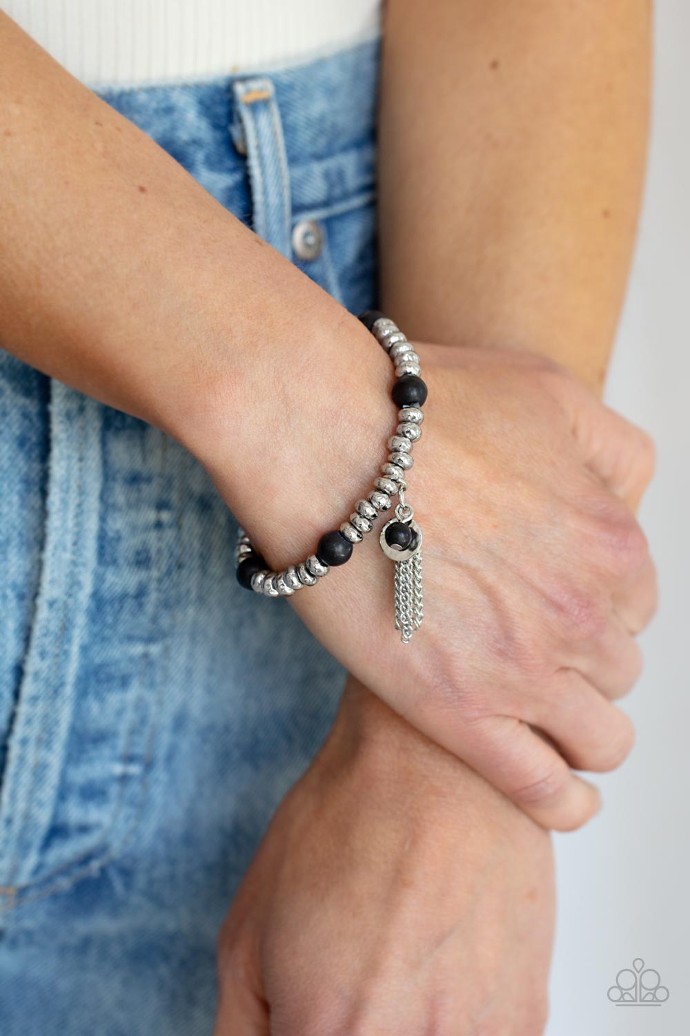 Whimsically Wanderlust - Pulsera negra