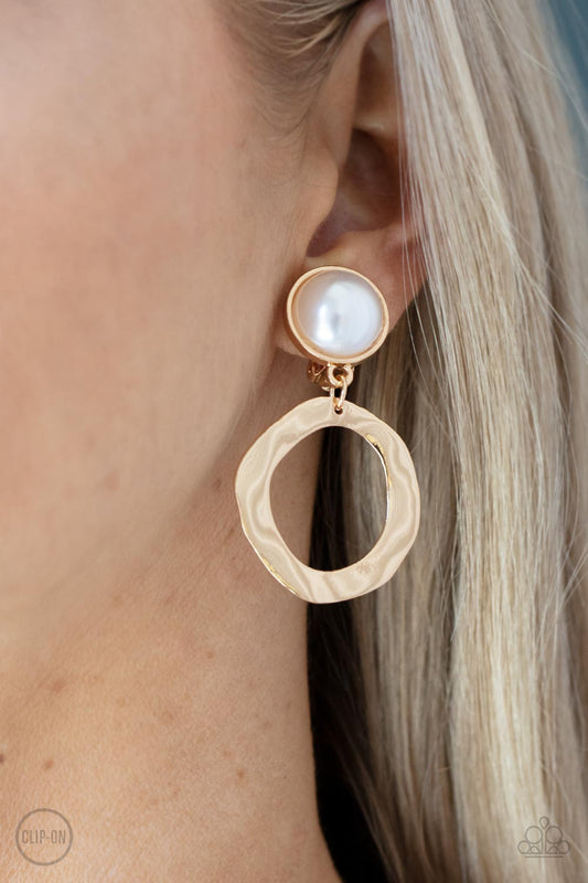 Vintage Veracity - Gold earrings