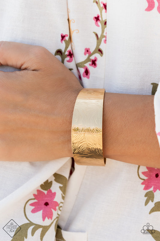 Coolly Curved - Gold bracelet fashion fix