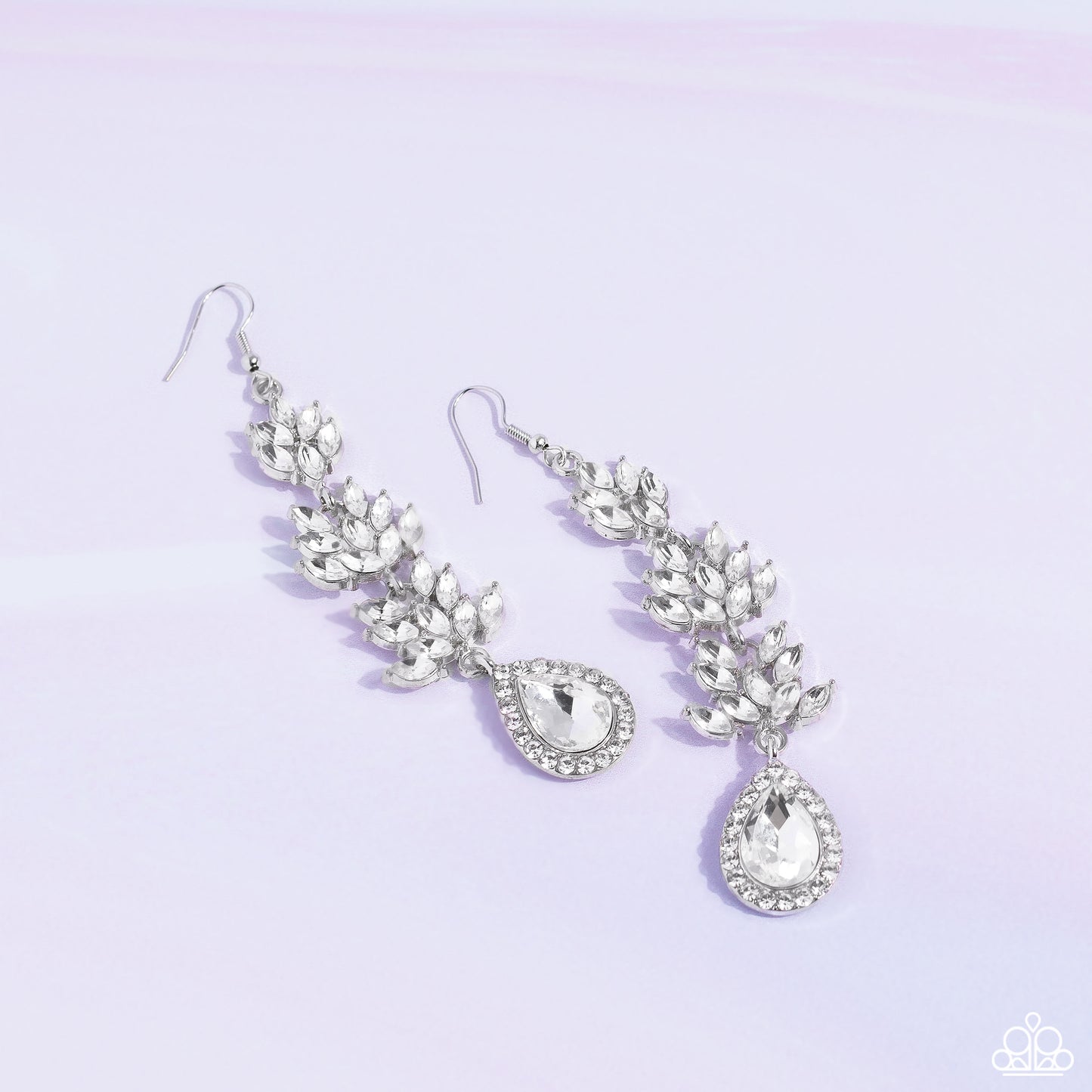 Water Lily Whimsy - Pendientes blancos LOP 22 de febrero